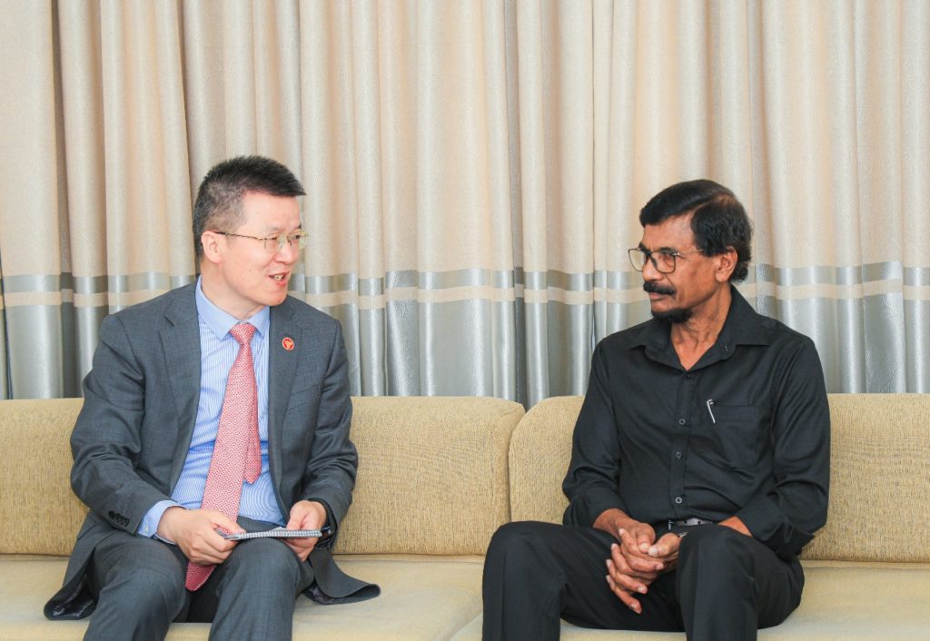Mr. Peng Xiubin discuss with Tilvin Silva