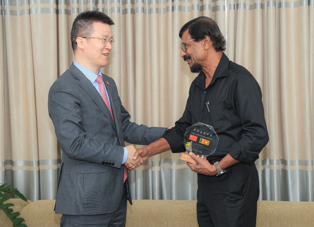 Mr. Peng Xiubin shake hand with Tilvin Silva