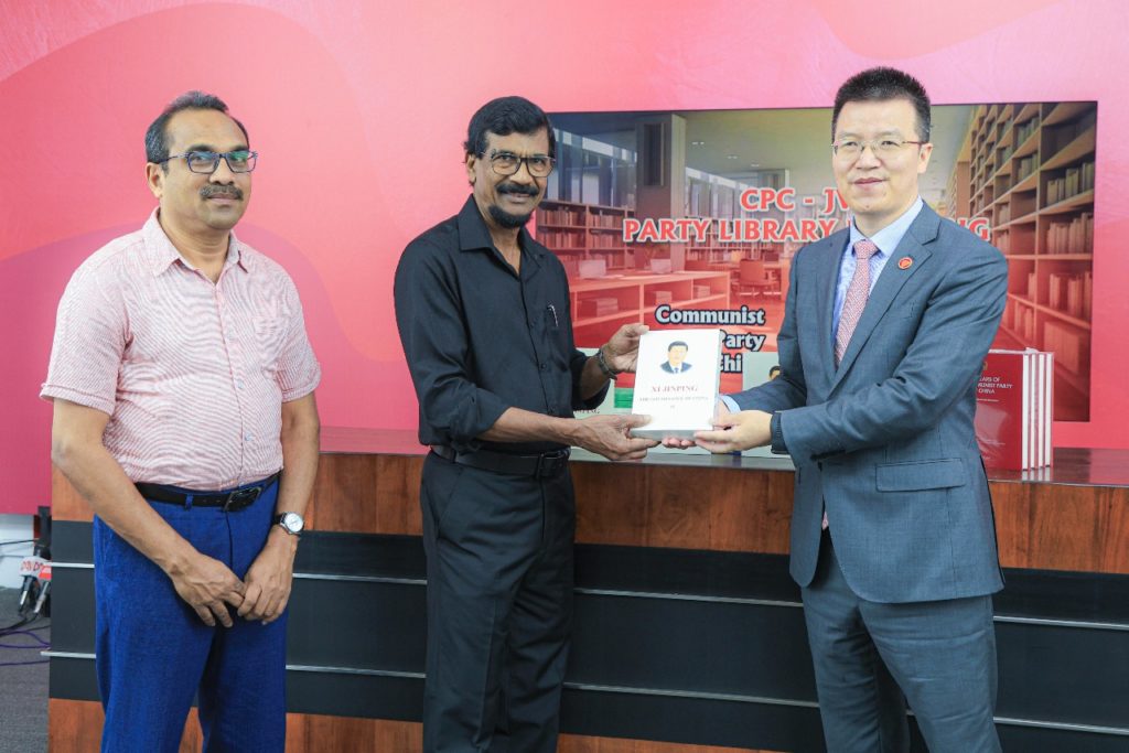 Tilvin Silva giftin souvenier to Mr. Peng Xiubin
