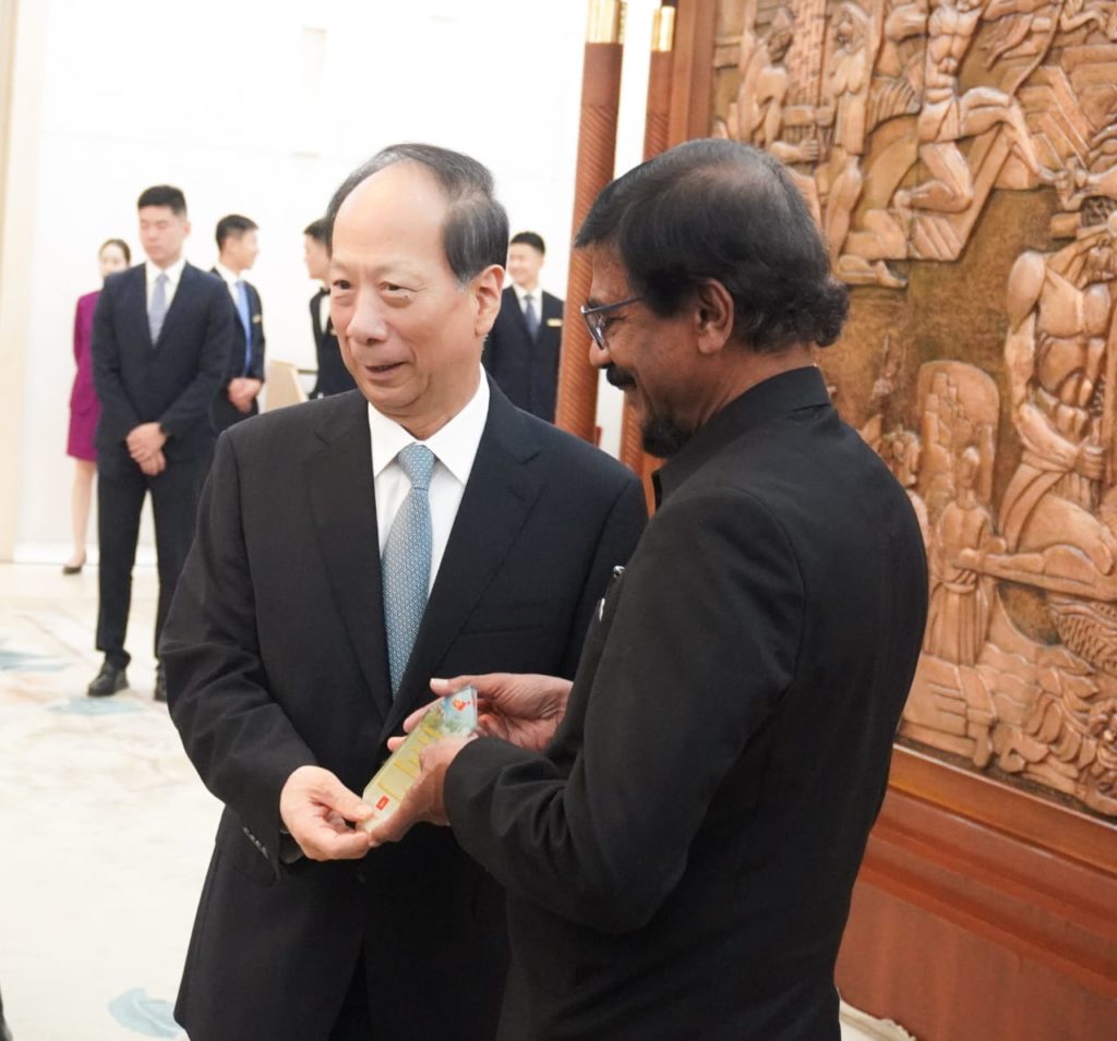 Tilwin Silva gifting Xi Taifeng