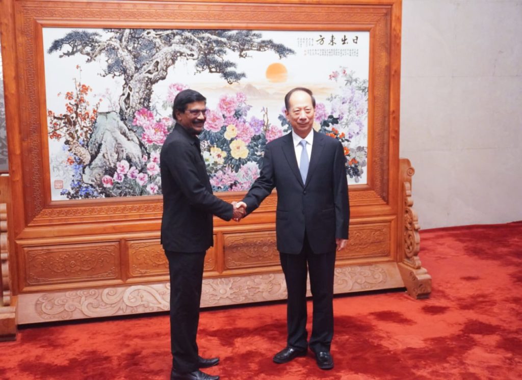 Tilwin Silva with Xi Taifeng