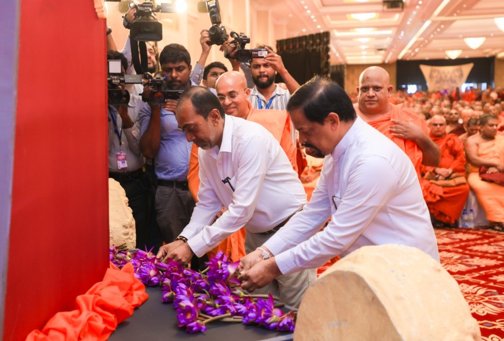 Minister and Deputy Minister at the beggining of the National Bhikshu Day