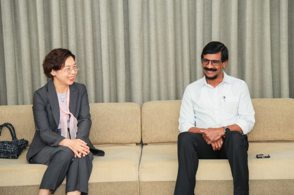 Tilvin Silva Chatting with the Korean Embassador