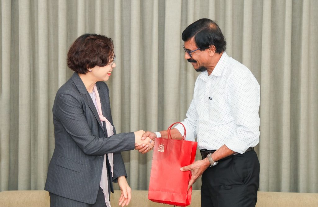 Tilvin Silva receiving a gift from Korean Embassador